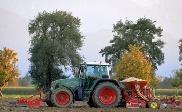 Jak ustawić ręczny siewnik do trawy?