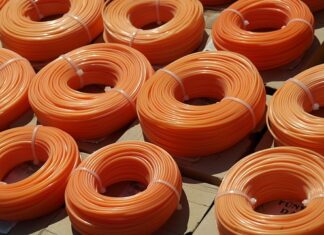 Czy podkaszarka i kosą to to samo?